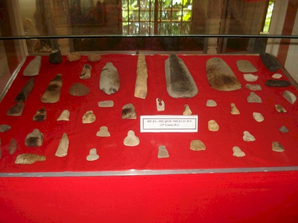 The museum features ancient stone axes that provide insight into early human settlement and tool-making on Phu Quoc Island (Source: Internet)